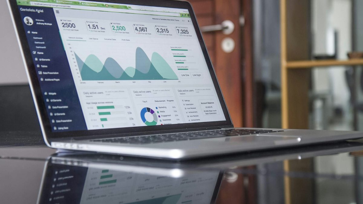 HubSpot: marketing e vendite in un'unica piattaforma Laptop con una dashboard di marketing e analytics: grafici di traffico e conversioni in un'unica schermata, come nella piattaforma HubSpot