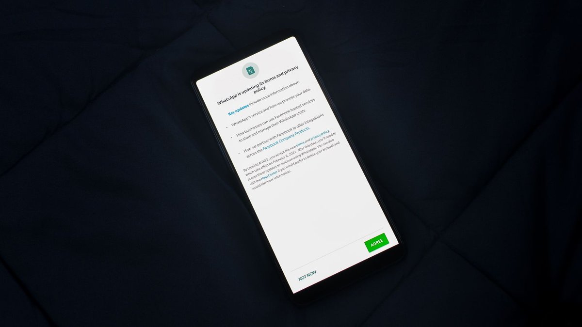 Microsoft Clarity: guida completa allo strumento gratuito di heatmap 5 Smartphone con una schermata di accettazione della privacy policy, come un banner di consenso ai cookie