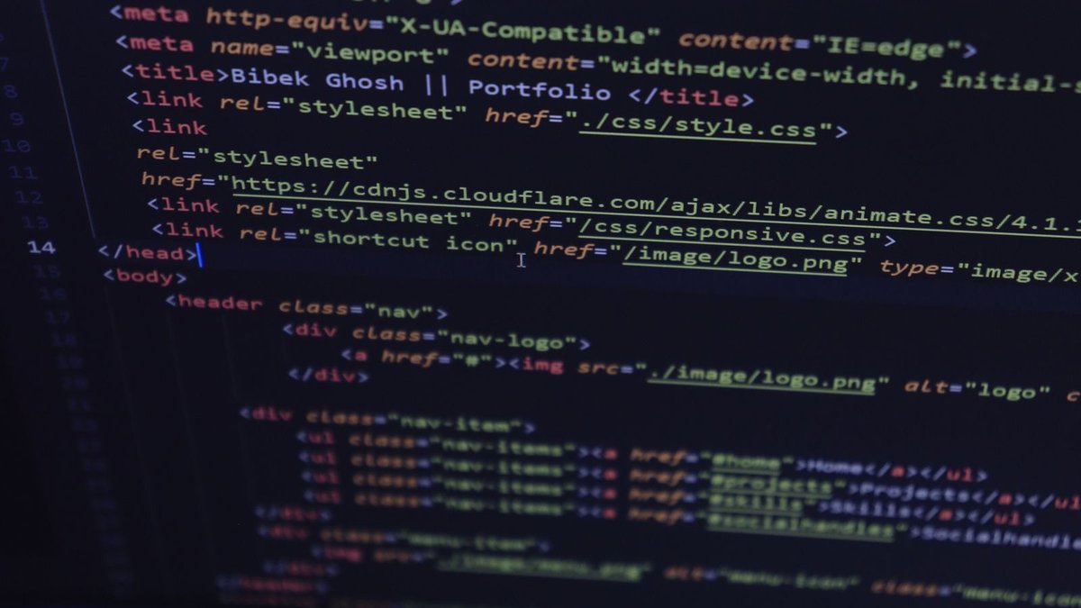Microsoft Clarity: guida completa allo strumento gratuito di heatmap 1 Primo piano di codice HTML della sezione head su uno schermo, dove si incolla lo script di tracciamento di Clarity